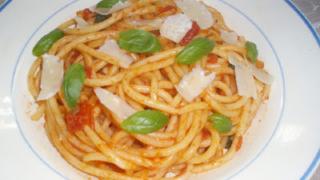 Spagetti tomaatti-basilika-valkosipulikastikkeessa