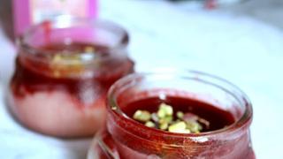Kookosmalabi ruusuisella mansikkasiirapilla  ja aamukahvit maustetorilla