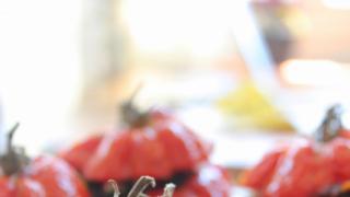 Kvinoaa, savukinkkua ja lehtikaalia tomaatin täytteenä - jääkaappibingon voittaja