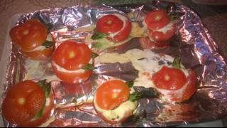 Juusto-parsakeitollla täytetyt tomaatit