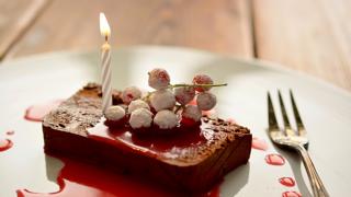 Suklaamousse,  punaviinimarjasose ja blogin syntymäpäivä