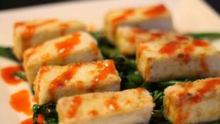 Rapeaa tofua ja hunajaista srirachakastiketta