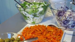 60v juhlintaa, osa1: pieni salaattipuffet ja tahinikastike