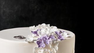 Maanantaikin voi olla täyttä juhlaa! - Monday Wedding Cake