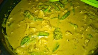 Kookos-curry broilerikastike