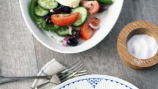 Kreikkalainen salaatti ja paistettu feta