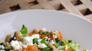 Myskikurpitsa-kikhernesalaatti: väriterapiaa salaatin muodossa
