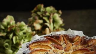 Täydellisen tahmea: Laventeli-nektariinikakku