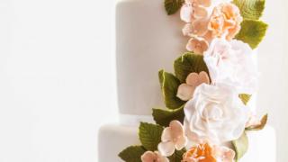 Hääkakku kukkakoristeilla - Wedding cake with sugar flowers