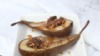 Uunipäärynät pähkinäsydämellä ja kinuskikastikkeella