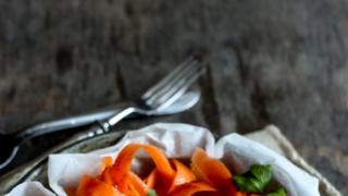 Porkkanasalaatti harissakastikkeella