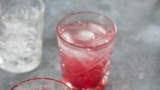 Karpalolemonade – raikas pinkki drinkki