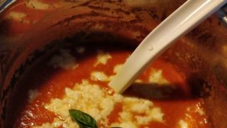 Mozzarella-tomaattikeitto