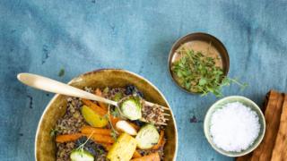 Helppoo arkee – paahdettuja vihanneksia ja kvinoa-kikhernelisuketta