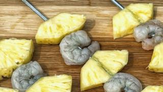 Jättikatkarapu-ananasvartaat – iisiä grillailua