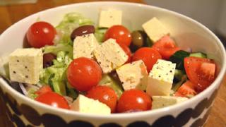 Horiatiki eli kreikkalainen salaatti