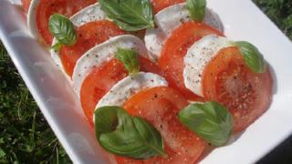 Tomaatti-mozzarellasalaatti - insalata caprese (klassikkojen aatelia)