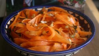 Porkkanasalaattia hasselpähkinöillä ,tillillä ja ruskistetulla voilla