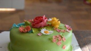 Kukikkaita kakkuja syntymäpäiville