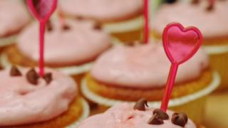 Ystävänpäivän vadelma-maapähkinä cupcakes