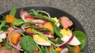Salaattipäivä: flank steakin jämät, parsaa ja muuta hyvää