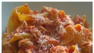Tomaattinen Kana-Pappardelle -pasta