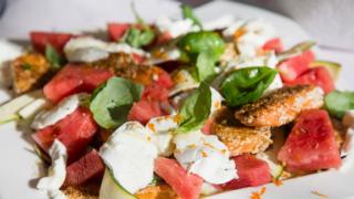 Päivän salaatti: Seesaminsiemenillä paneroitua bataattia, mozzarellaa ja melonia