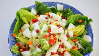 Salaattia, savusiikaa ja uunijuustoa