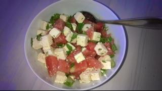 Juustoinen-vesimelonisalaatti