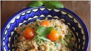 Kvinoa fresca -salaatti ja mitä EI tehdä kameralla keittiössä.....