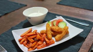 Chicken fingersit porkkanatikuilla ja kurkkudipillä
