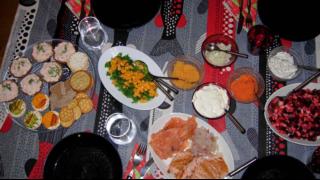 Joulun 2014 kalapöytä ja lehtikaali-persimon-salaatti