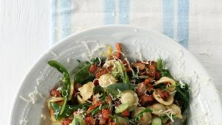 Talvinen salaatti: Pancetta-sienipastasalaatti
