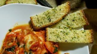 Broileri-Tomaatti-Mozzarellapaistos & Parmesaanileipäset