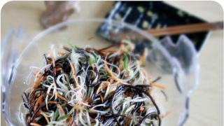 Aasialaistyylinen suikalesalaatti merilevällä  ja uusi pikaruokatrendi?
