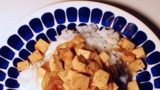 Karamellisoitua sipulia ja tofua