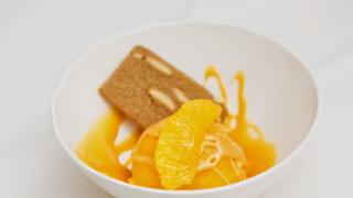 Appelsiini-camparisorbetti, valkosuklaakastiketta ja marinoitua appelsiinia