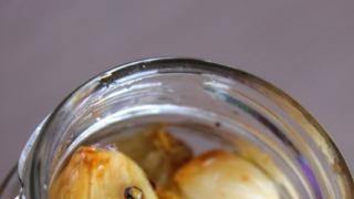 Pääsiäinen budjetilla: paahdetut ja hunajamarinoidut valkosipulinkynnet