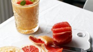 Smoothie-lupaus ja lasillinen oranssia