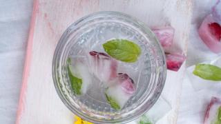 Kesähelteille: kirsikka-minttuvesi