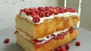 Victoria Sponge Cake Metsämansikoilla