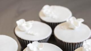 Maidottomat ja gluteenittomat hääkuppikakut - Dairy free and egg free wedding cupcakes