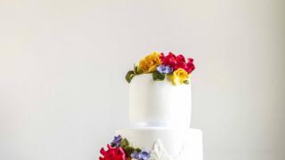 Hääkakku värikkäillä kukkakoristeilla - Wedding cake with colorful sugar flowers