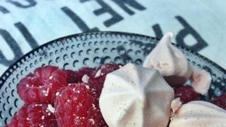 Helppo ja nopea jälkiruoka: Marjainen marenki-jäätelömalja