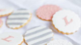 Keksejä raidoilla, pitsillä ja kirjaimilla - Decorated cookies