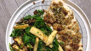 Palsternakka-linssisalaattia ja manteli-parmesan hunnutettu kuha