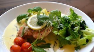 Pyhäinpäivän ruoka: Broileria ja sitruunakastiketta, parsakaali-perunoita ja yrttivihersalaattia