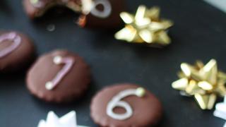 Uudenvuoden suklaakuorrutteiset keksit