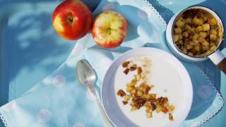Kookosjogurttia ja omenakompottia