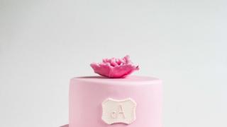 Kerroskakku nimiäisiin - Pink peony cake